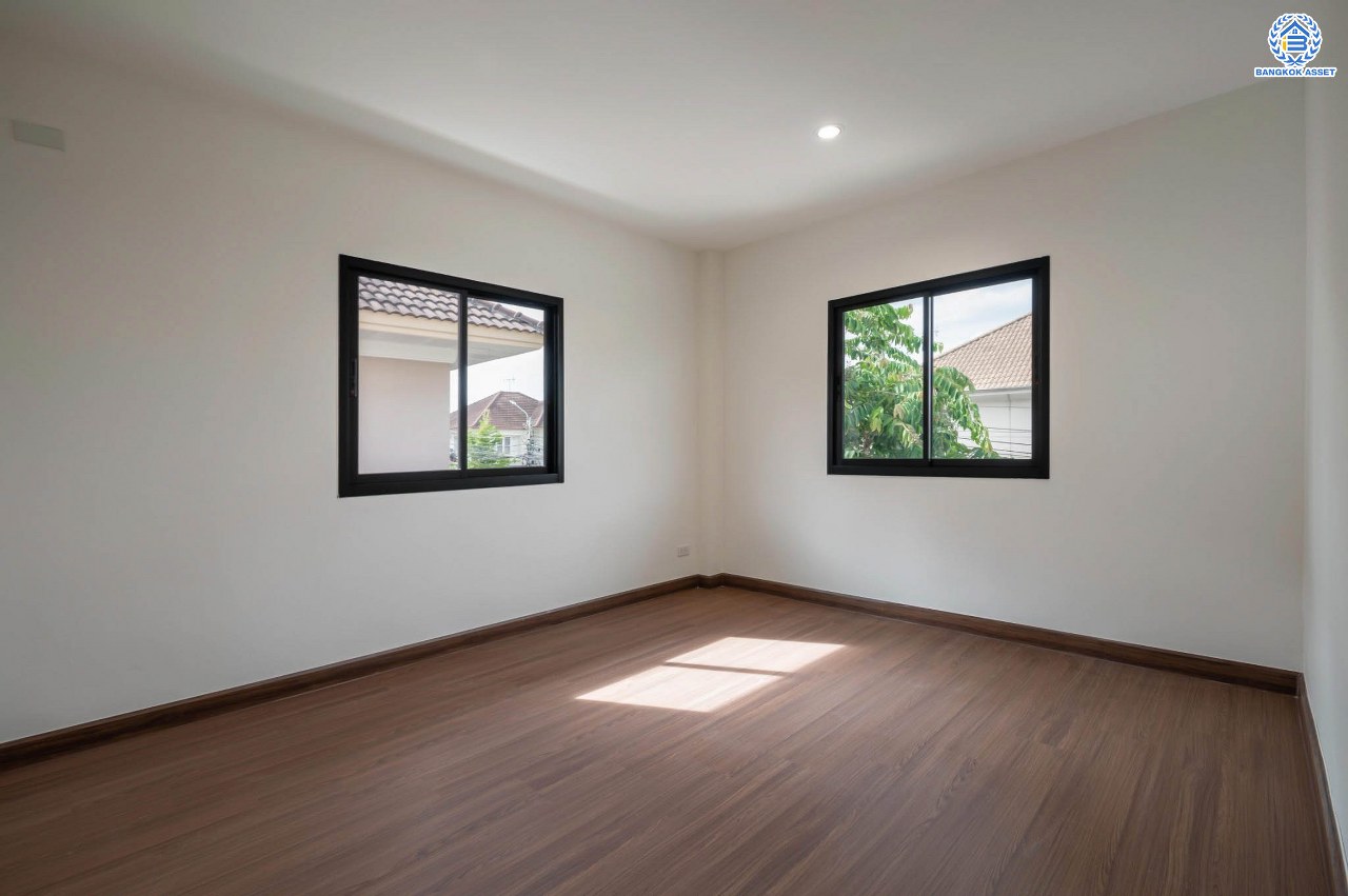 บ้านมือสองตกแต่งใหม่  โครงการ ธารา ราชพฤกษ์-ปิ่นเกล้า บ้านสวย พร้อมอยู่ เนื้อที่ 88.2 ตร.ว. ฟังก์ชัน 3 ห้องนอน 4 ห้องน้ำ 1 ห้องแม่บ้าน จอดรถได้ 2 คัน บนทำเลเชื่อมต่อถนนกาญจนาภิเษก ใกล้รถไฟฟ้าสายสีแดง "สถานีตลิ่งชัน" และจุดขึ้นทางด่วน "ศรีรัช" รายล้อมด้วยสิ่งอำนวยความสะดวกครบครัน